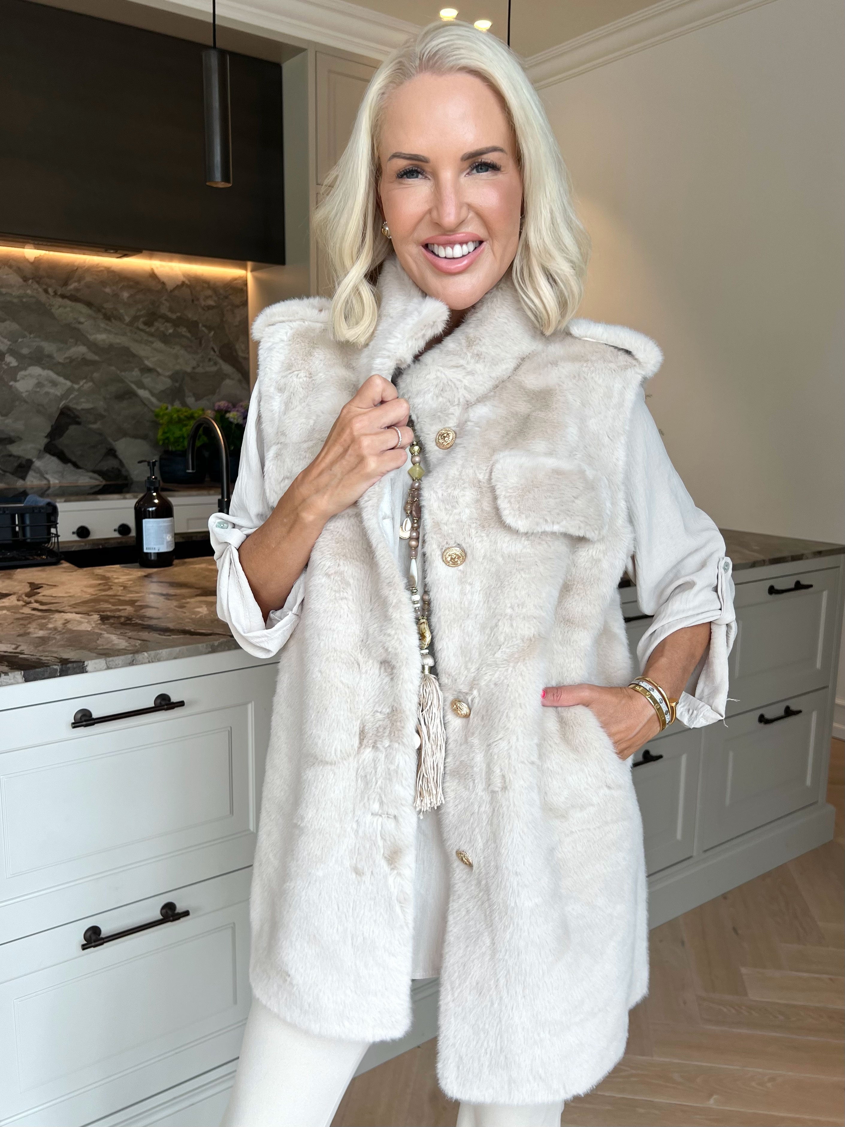 Emilija - Blød faux fur vest med elegante guldknapper